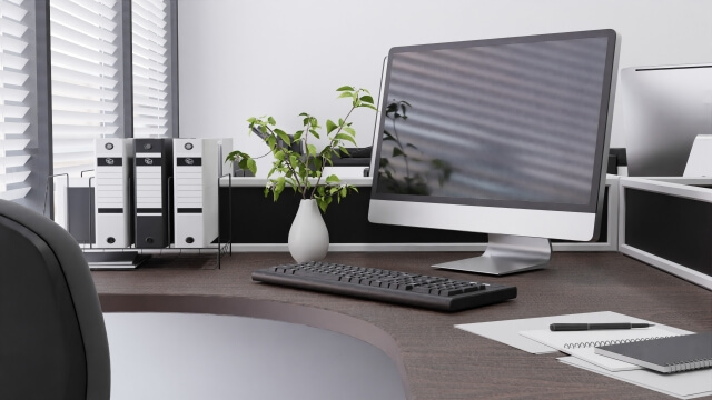 パソコンが置かれたデスク画像